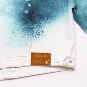 LOUIS VUITTON PANTALóN: 110CM X 43CM
CHAMARRA: 65CM X 60CM