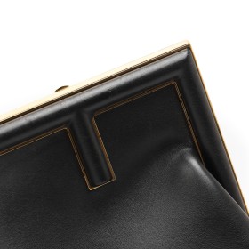 FENDI EL FENDI FIRST EN NEGRO ES UN BOLSO SOFISTICADO QUE DESTACA POR SU DISEñO MODERNO Y VERSáTIL. FABRICADO EN PIEL SUAVE, SU DISTINTIVO CIERRE EN FORMA DE 