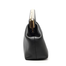 FENDI EL FENDI FIRST EN NEGRO ES UN BOLSO SOFISTICADO QUE DESTACA POR SU DISEñO MODERNO Y VERSáTIL. FABRICADO EN PIEL SUAVE, SU DISTINTIVO CIERRE EN FORMA DE 