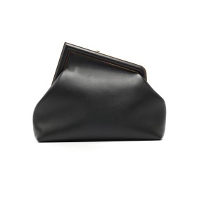 FENDI EL FENDI FIRST EN NEGRO ES UN BOLSO SOFISTICADO QUE DESTACA POR SU DISEñO MODERNO Y VERSáTIL. FABRICADO EN PIEL SUAVE, SU DISTINTIVO CIERRE EN FORMA DE 