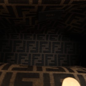 FENDI EL FENDI FIRST EN NEGRO ES UN BOLSO SOFISTICADO QUE DESTACA POR SU DISEñO MODERNO Y VERSáTIL. FABRICADO EN PIEL SUAVE, SU DISTINTIVO CIERRE EN FORMA DE 