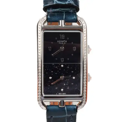 HERMES RELOJ DE ACERO CON DIAMANTES ENGASTADOS, MOVIMIENTO DE CUARZO, ESFERA DE DOS PIEZAS, AVENTURINA Y LACADA EN AZUL, CORREA DE PIEL DE ALIGáTOR AZUL ZAFIRO LISA. FABRICADO EN SUIZA. ACABADO METáLICO: ACERO.